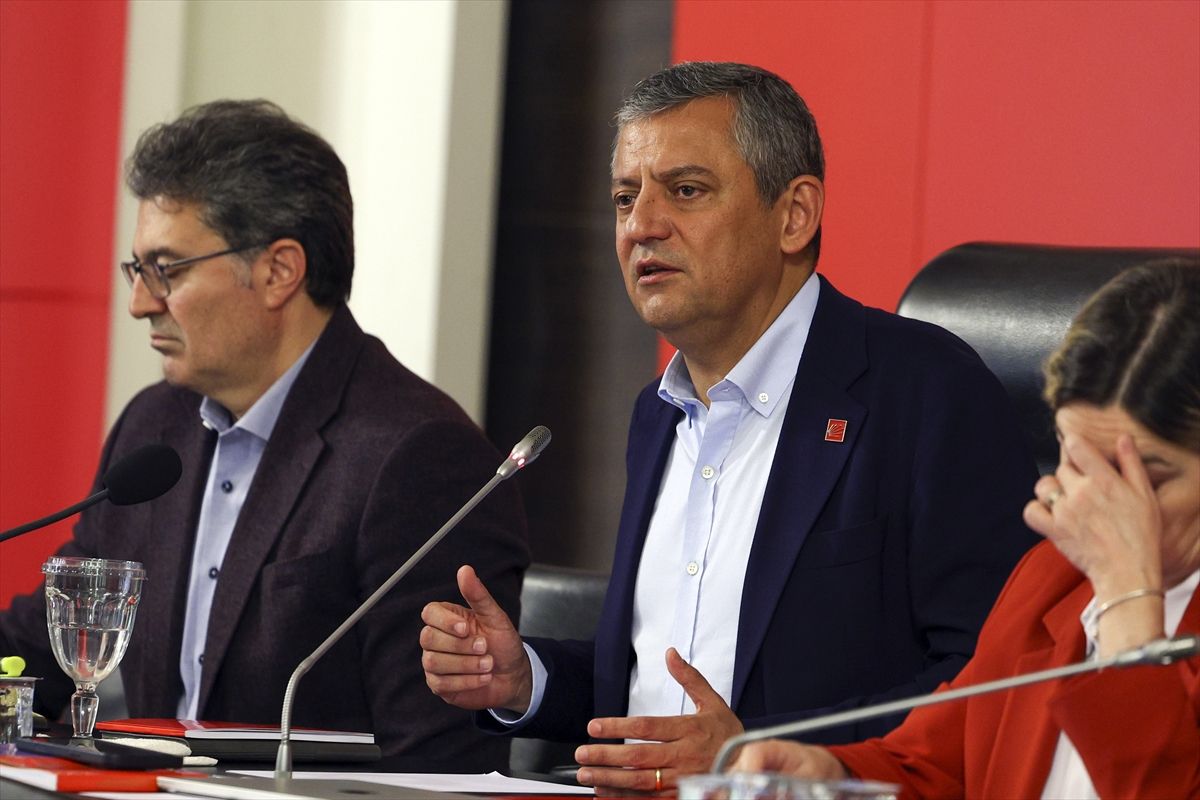 Özgür Özel, görevleri düşen CHP Parti Meclisi üyeleriyle toplantı yaptı
