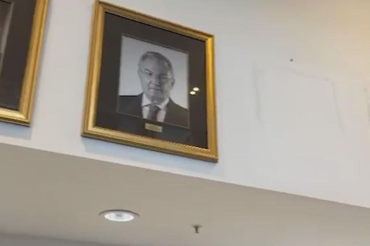 Özgür Özel'in CHP Genel Merkezindeki fotoğrafı indirildi