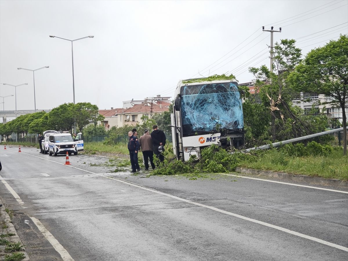 Samsun'da aydınlatma direğine çarpan otobüsteki yolculardan bazıları hafif yaralandı