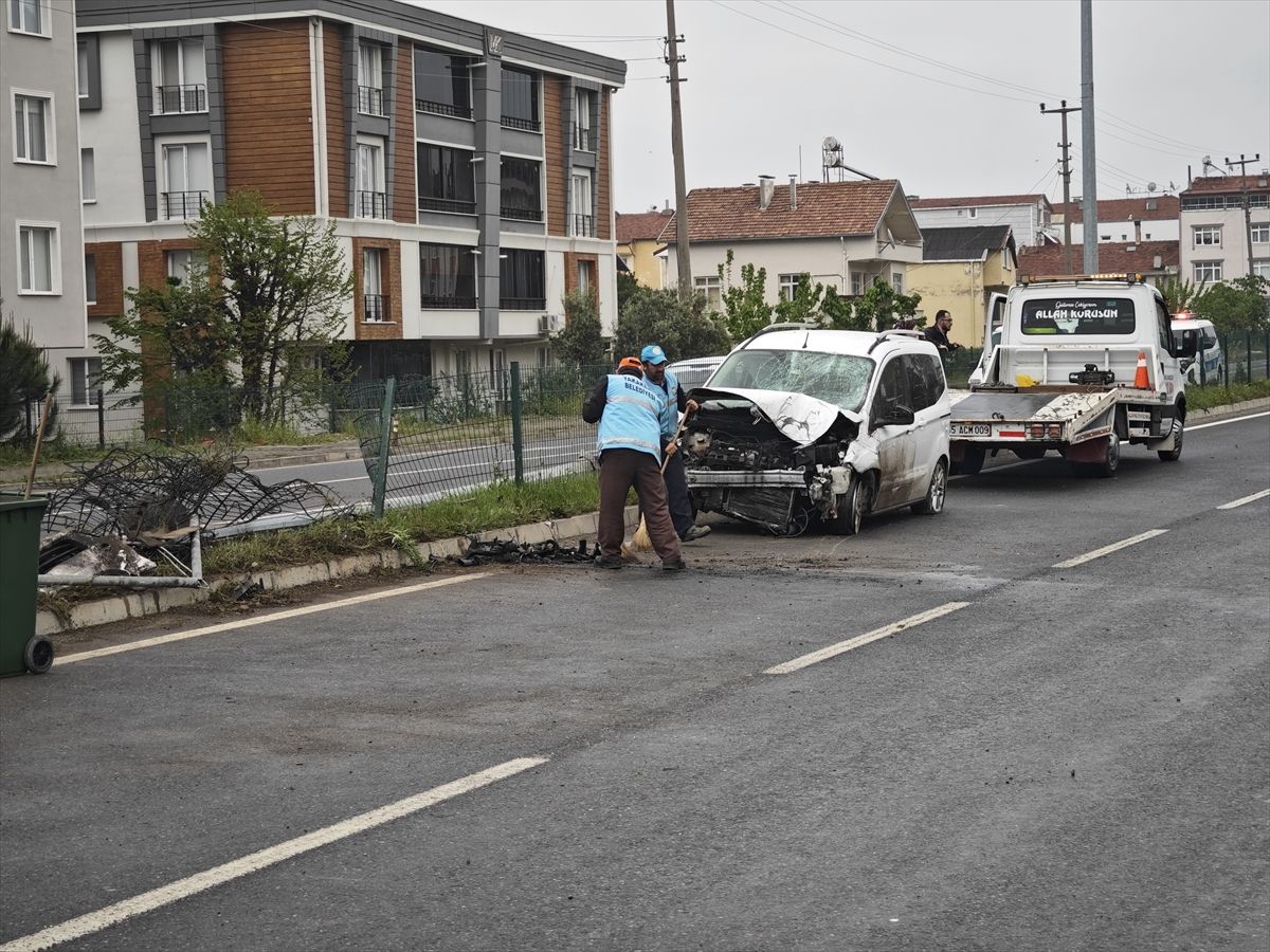 Samsun'da refüje çıkan hafif ticari araçtaki 3 kişi yaralandı