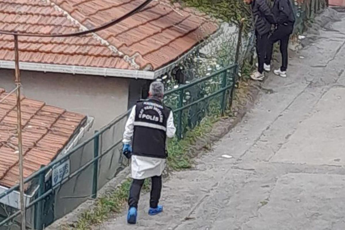 Sarıyer'de evini boyarken bahçede kalaşnikof ve el bombaları buldu