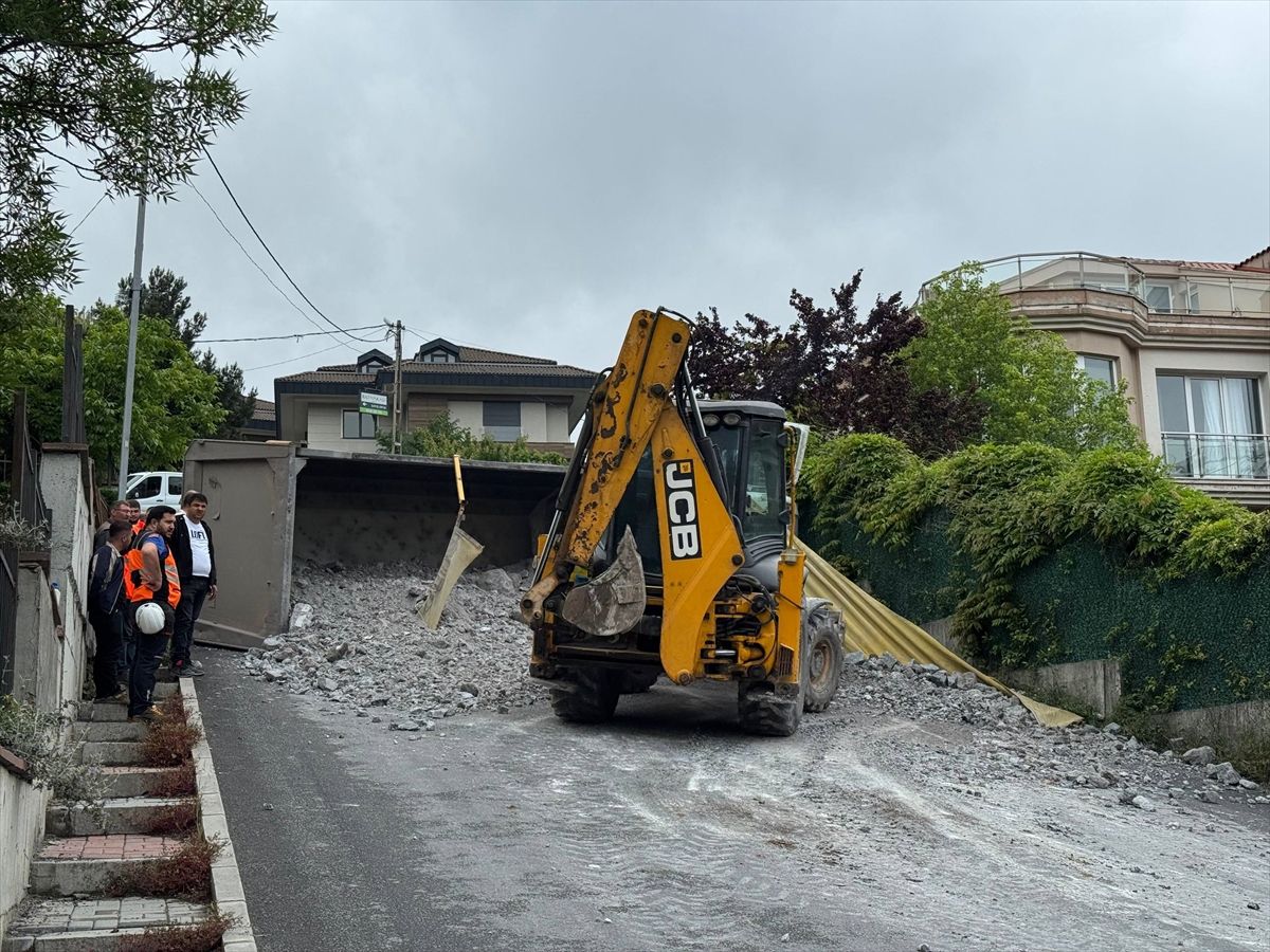 Sarıyer'de yan yatan hafriyat kamyonunun sürücüsü yaralandı