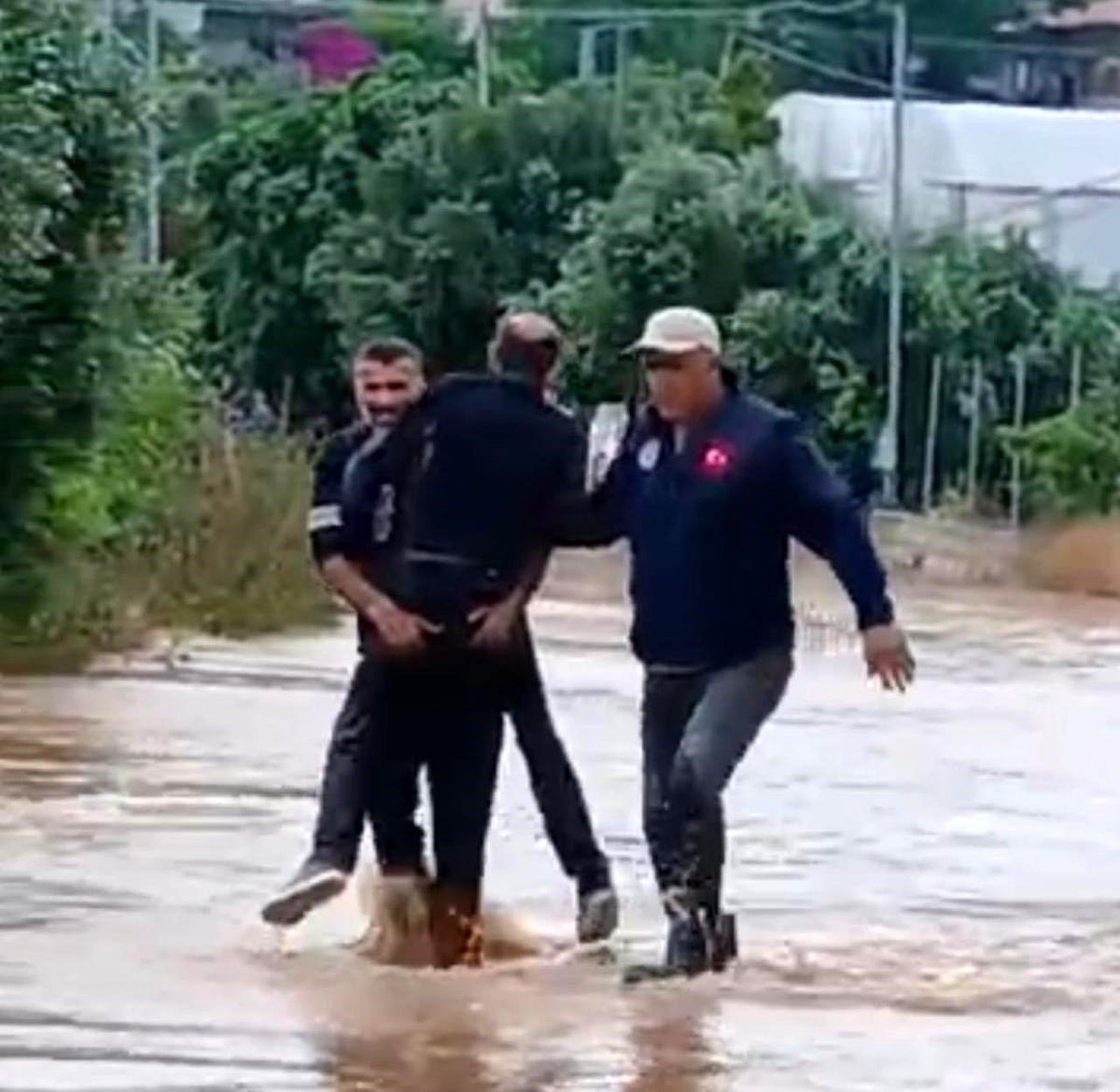 Sele kapılan şahsı mahalle sakinleri kurtardı