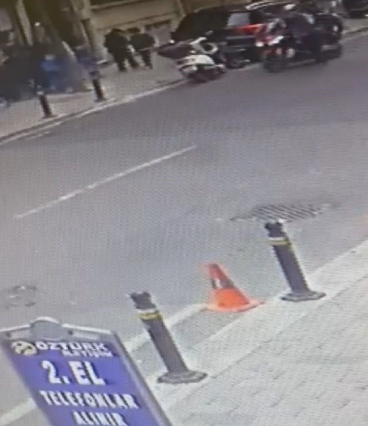 Şişli'de yolun karşısına geçen kişiye motosiklet çarptı; kaza kamerada