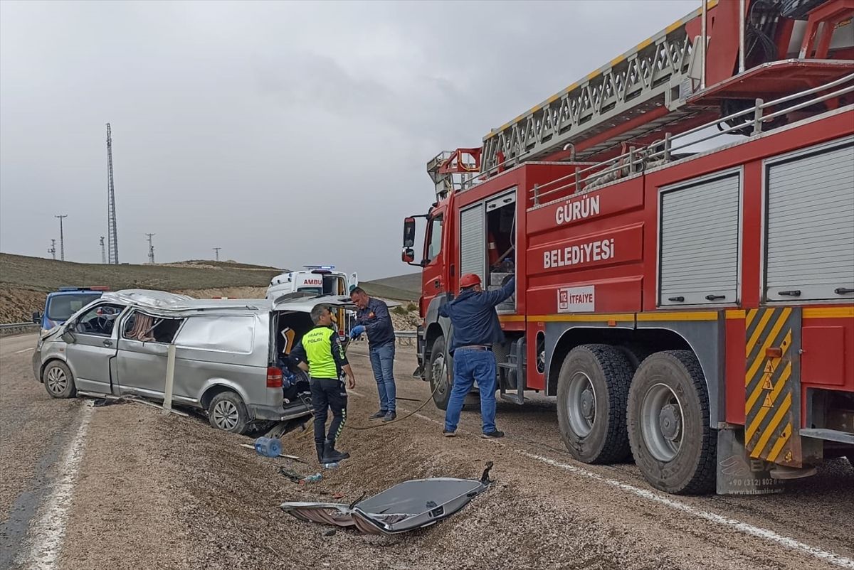 Sivas'ta devrilen minibüsteki 1 kişi öldü, 8 kişi yaralandı