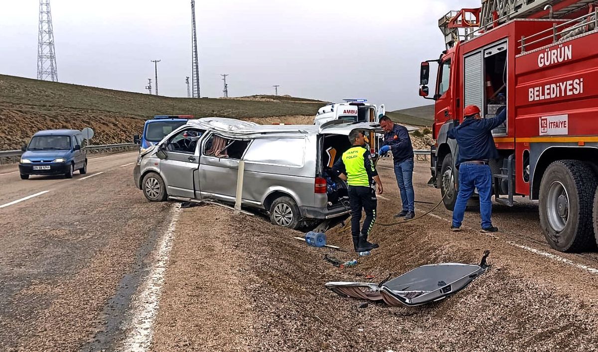 Sivas'ta minibüs devrildi: 1 ölü, 8 yaralı