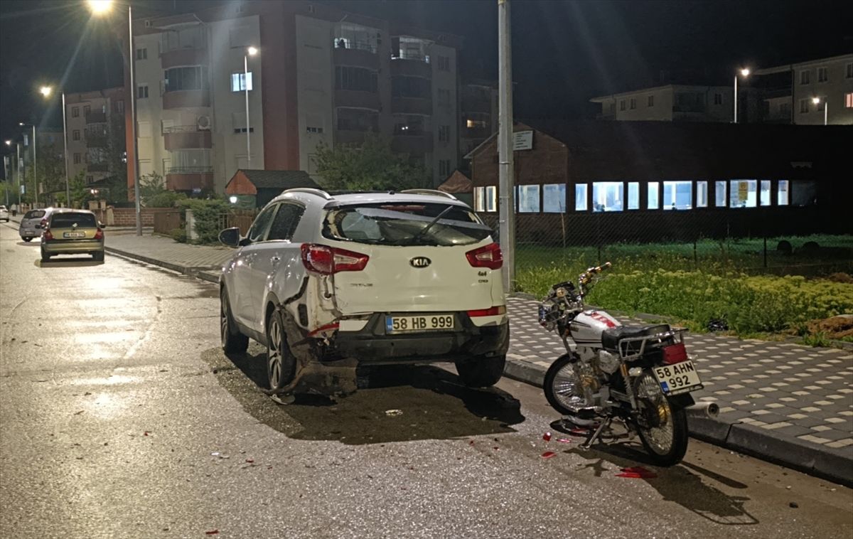 Sivas'ta park halindeki cipe çarpan motosikletin sürücüsü hayatını kaybetti