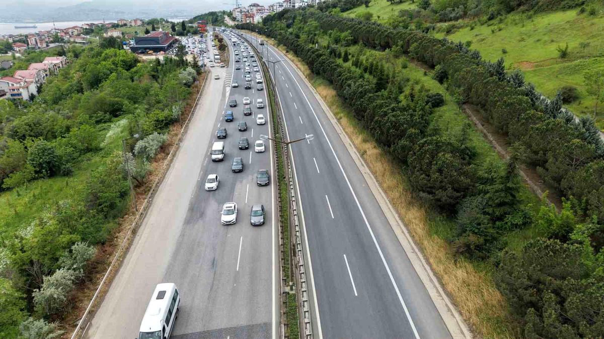 Tatilin ikinci gününde TEM'de trafik yoğun akıcı ilerliyor