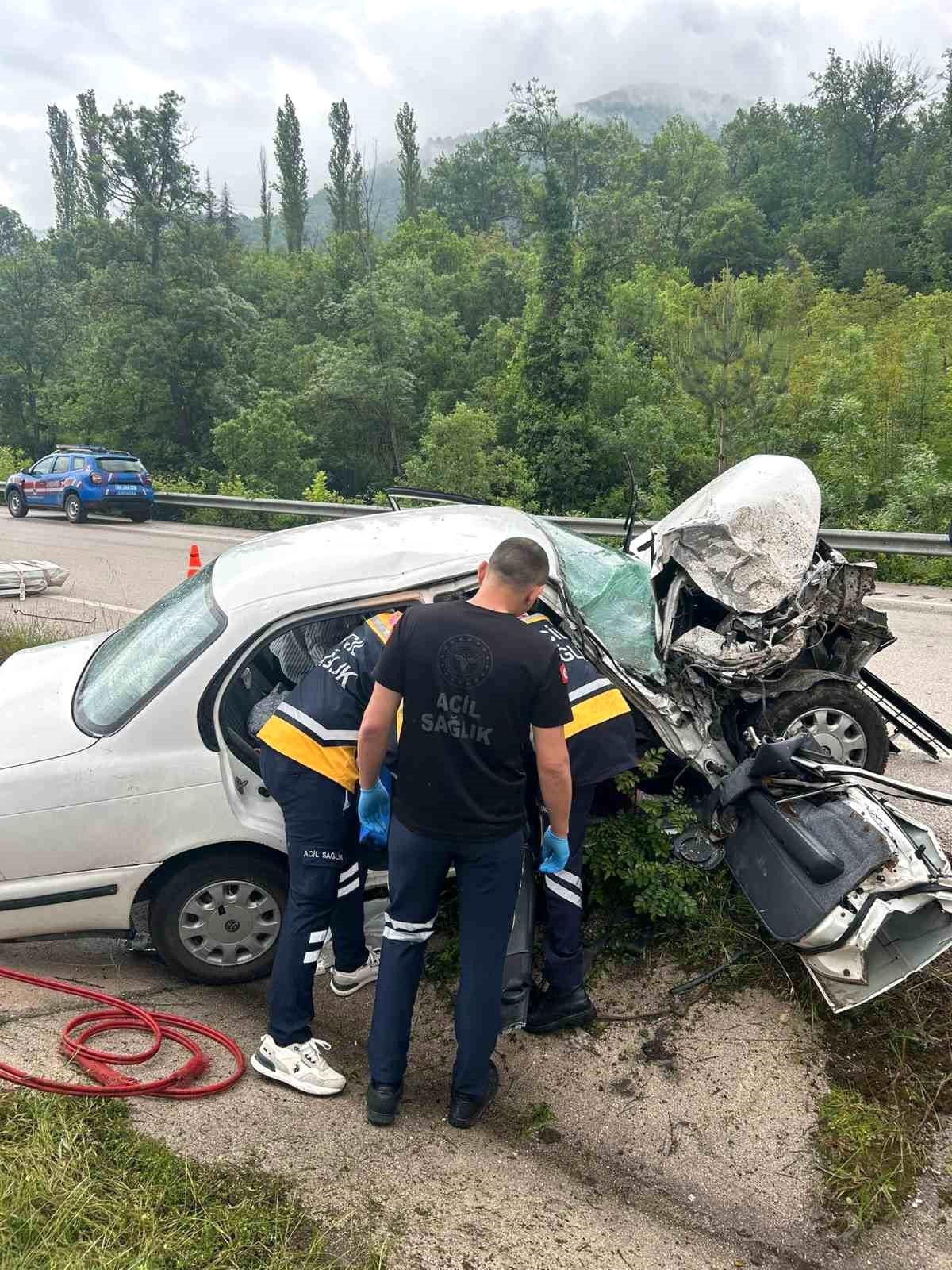 Tokat'ta kazada hurdaya dönen otomobildeki 5 kişi yaralandı