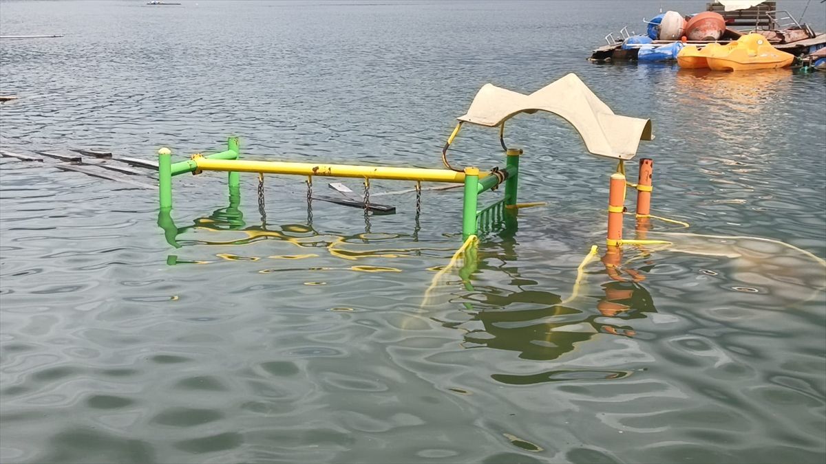 Tokat'taki Almus Baraj Gölü'nde dolusavaktan su tahliyesi sürüyor