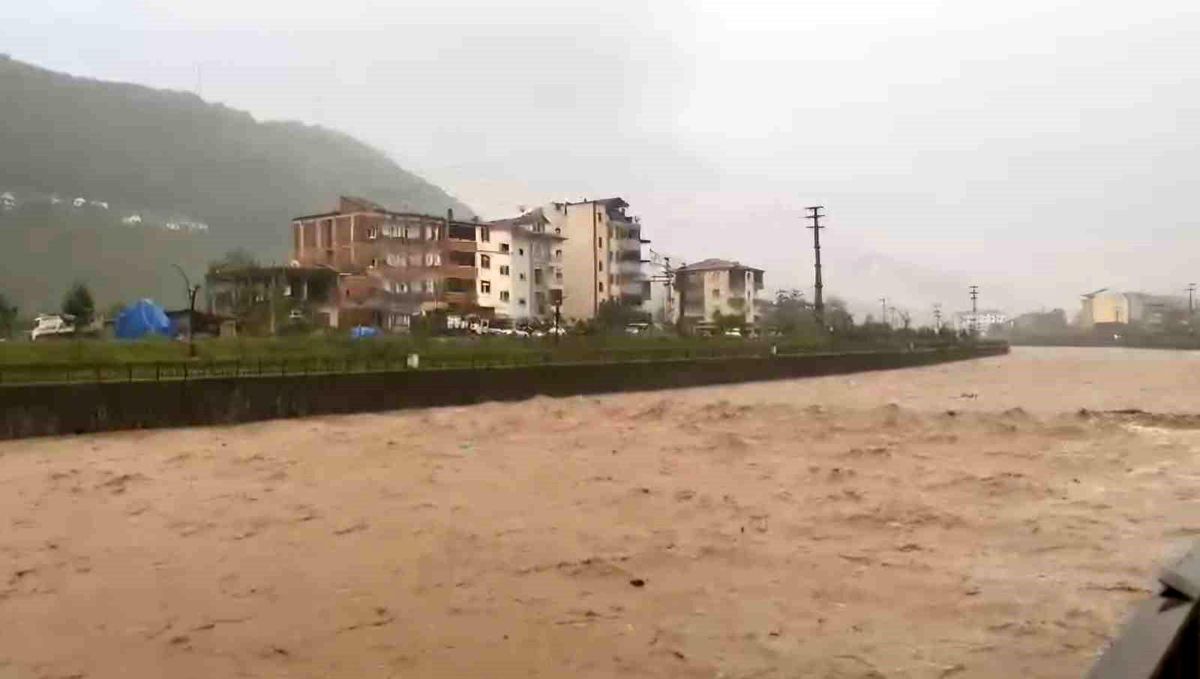 Trabzon'un Araklı ilçesinde şiddetli yağış