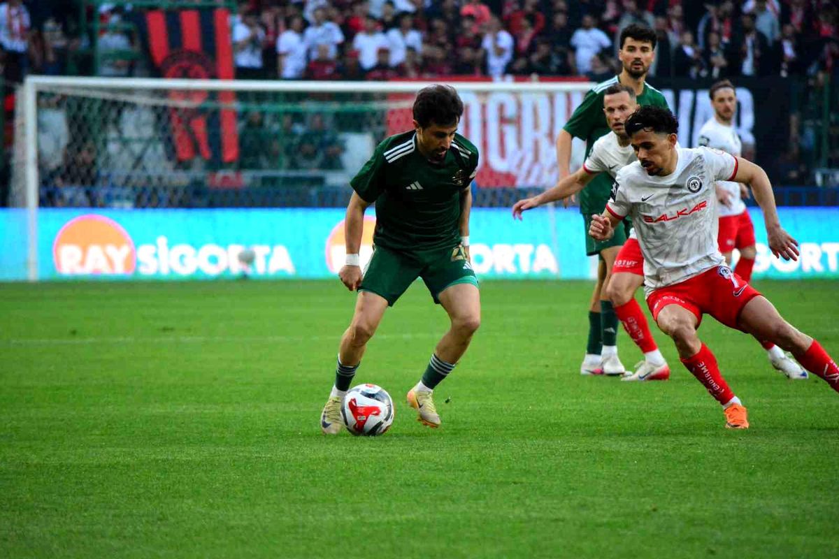 Trendyol 1. Lig Play-Off Final: Esenler Erokspor: 0 Çorum FK: 1 (İlk yarı)
