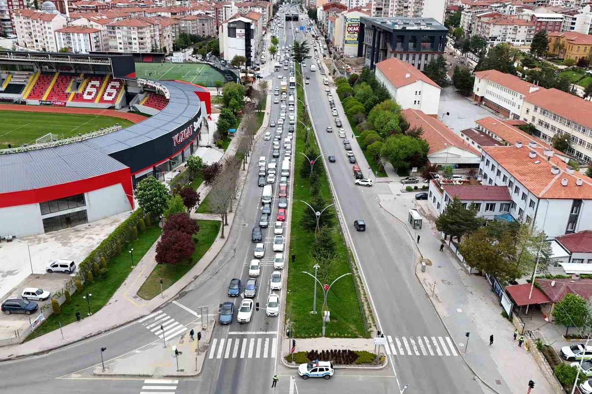 Türkiye'nin geçiş güzergahı Yozgat'ta bayram trafiği yoğunluğu