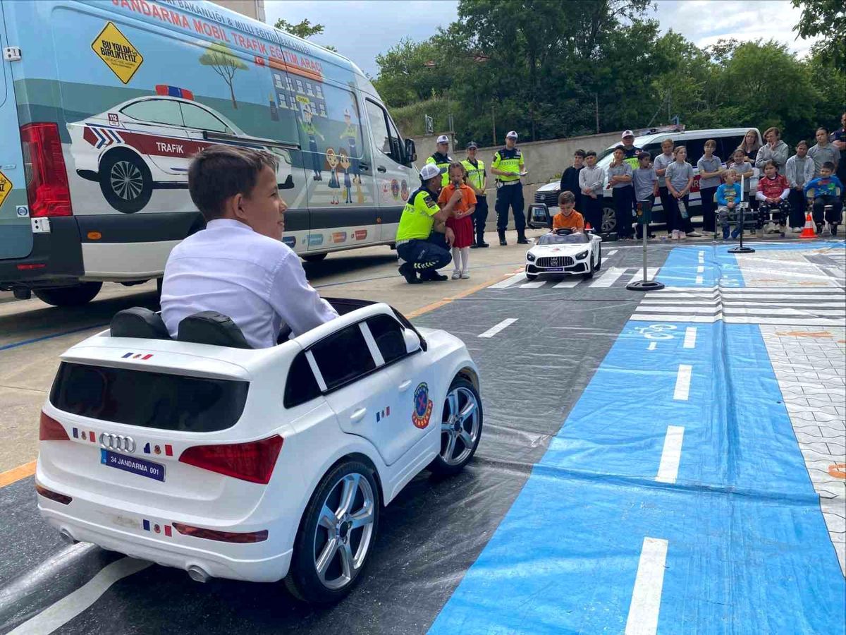 Üsküplü minik öğrenciler trafik güvenliğini jandarmadan öğrendi