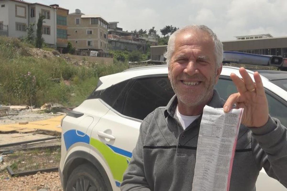 Trafik cezası yiyince mutlu oldu, polisleri tek tek tebrik etti