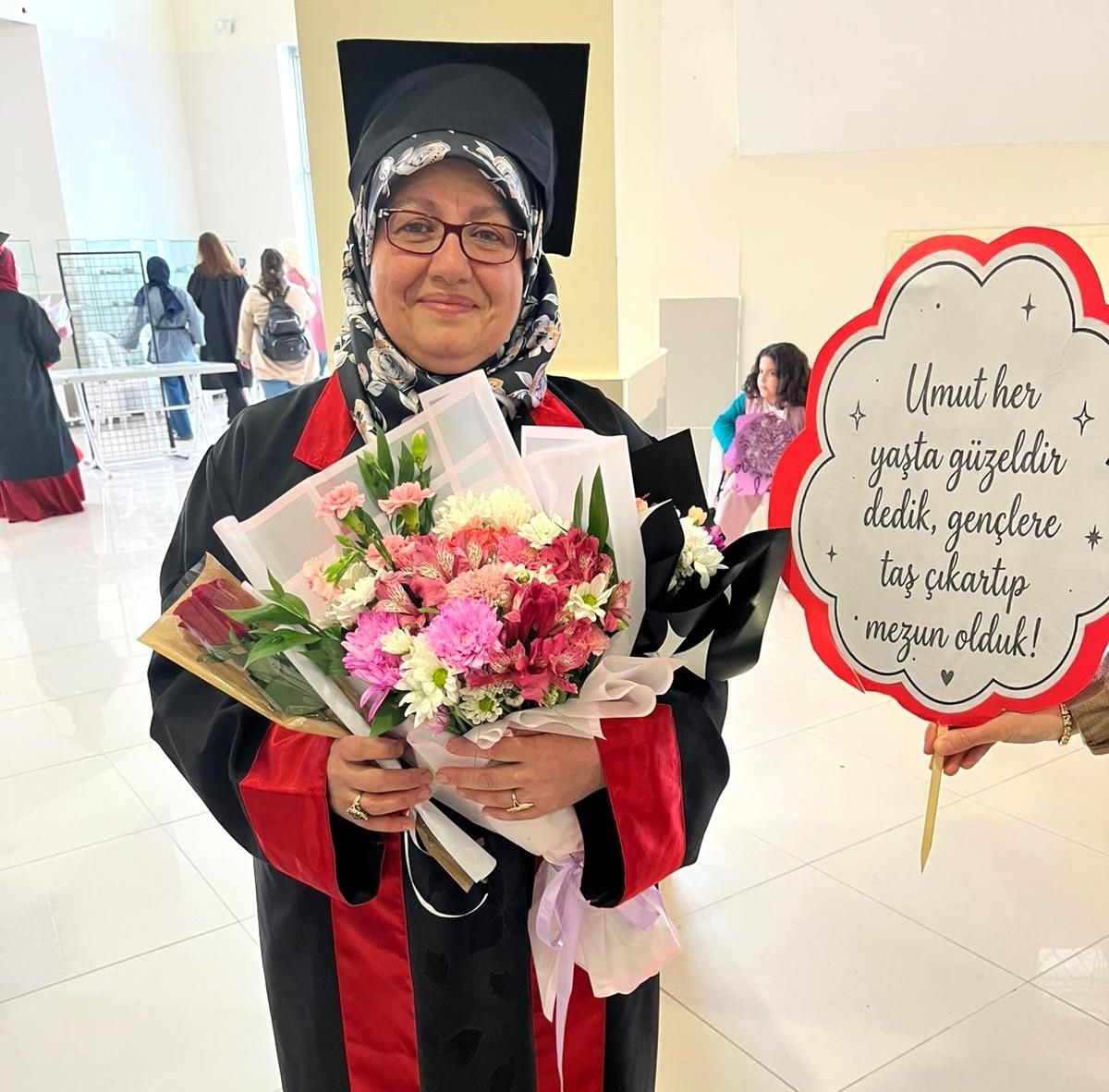 35 yıl sonra eğitim hayatına döndü, üniversite mezuniyetinin sevincini yaşadı
