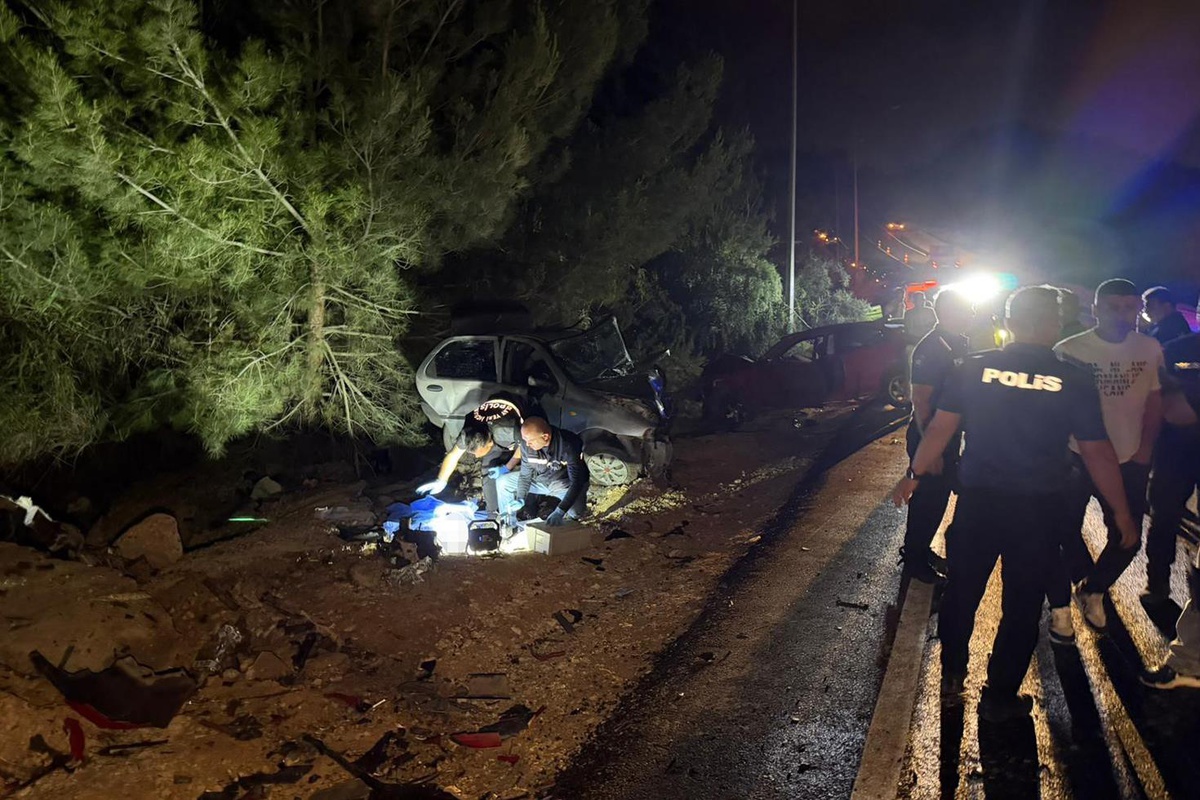 Adana'da iki otomobil çarpıştı: 2 ölü, 3 yaralı