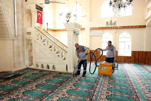 Akdeniz'de camiler bayram öncesi dezenfekte edildi