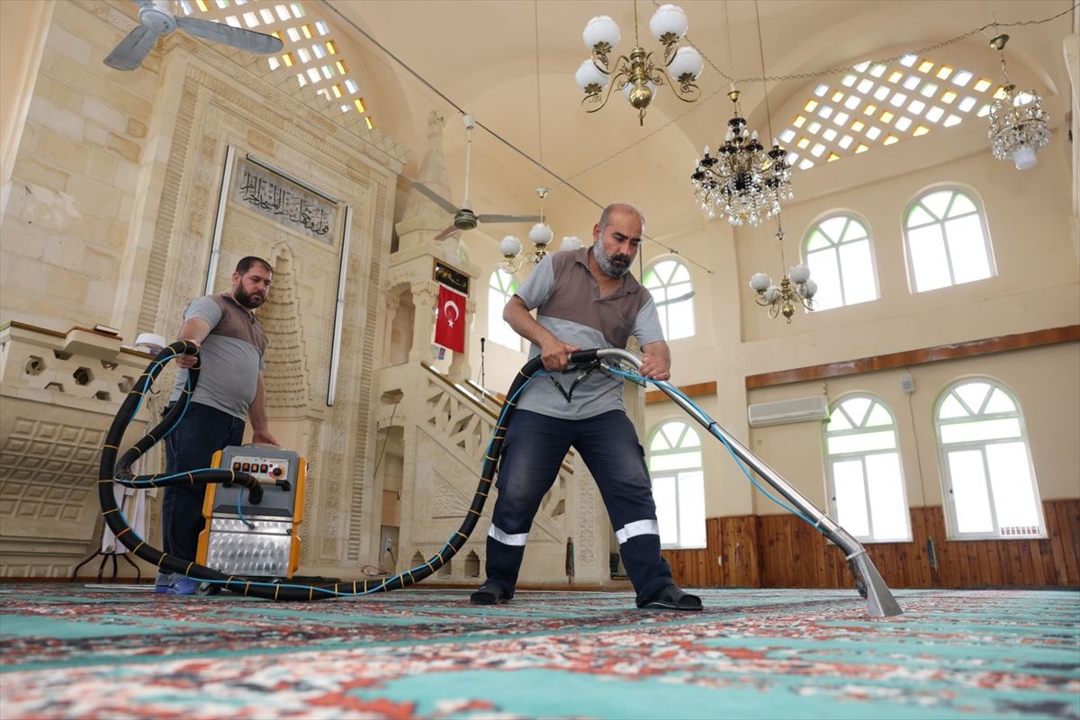 Akdeniz ilçesindeki camilerde bayram temizliği yapıldı