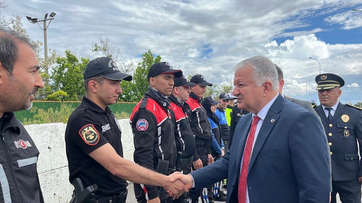 Aksaray'da Vali Murat Duru, uygulama noktasında vatandaşlarla bayramlaştı