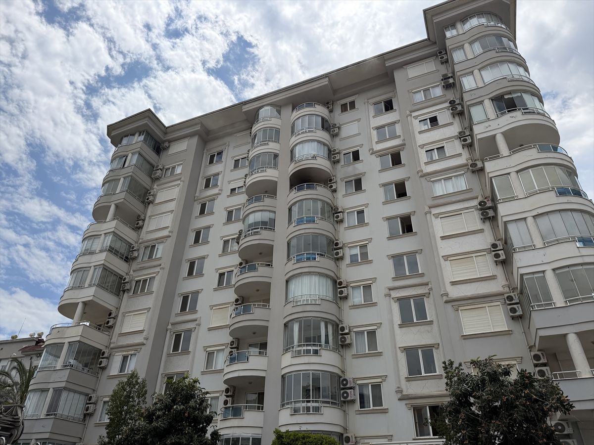 Alanya'da rezidansta çıkan yangın hasara neden oldu
