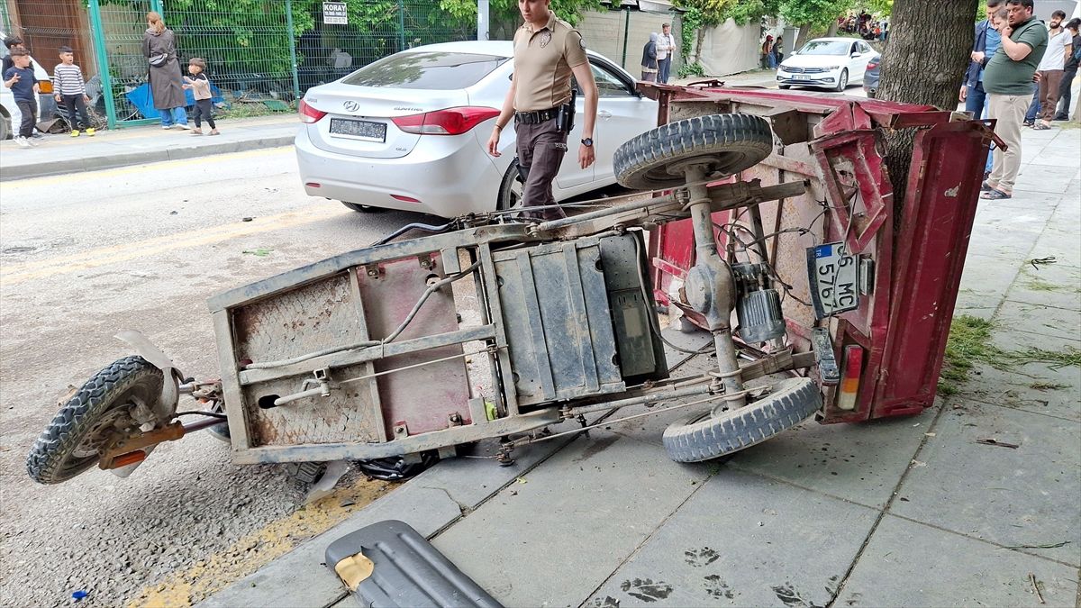 Ankara'da otomobil ile elektrikli bisikletin çarpıştığı kazada 2 kişi yaralandı