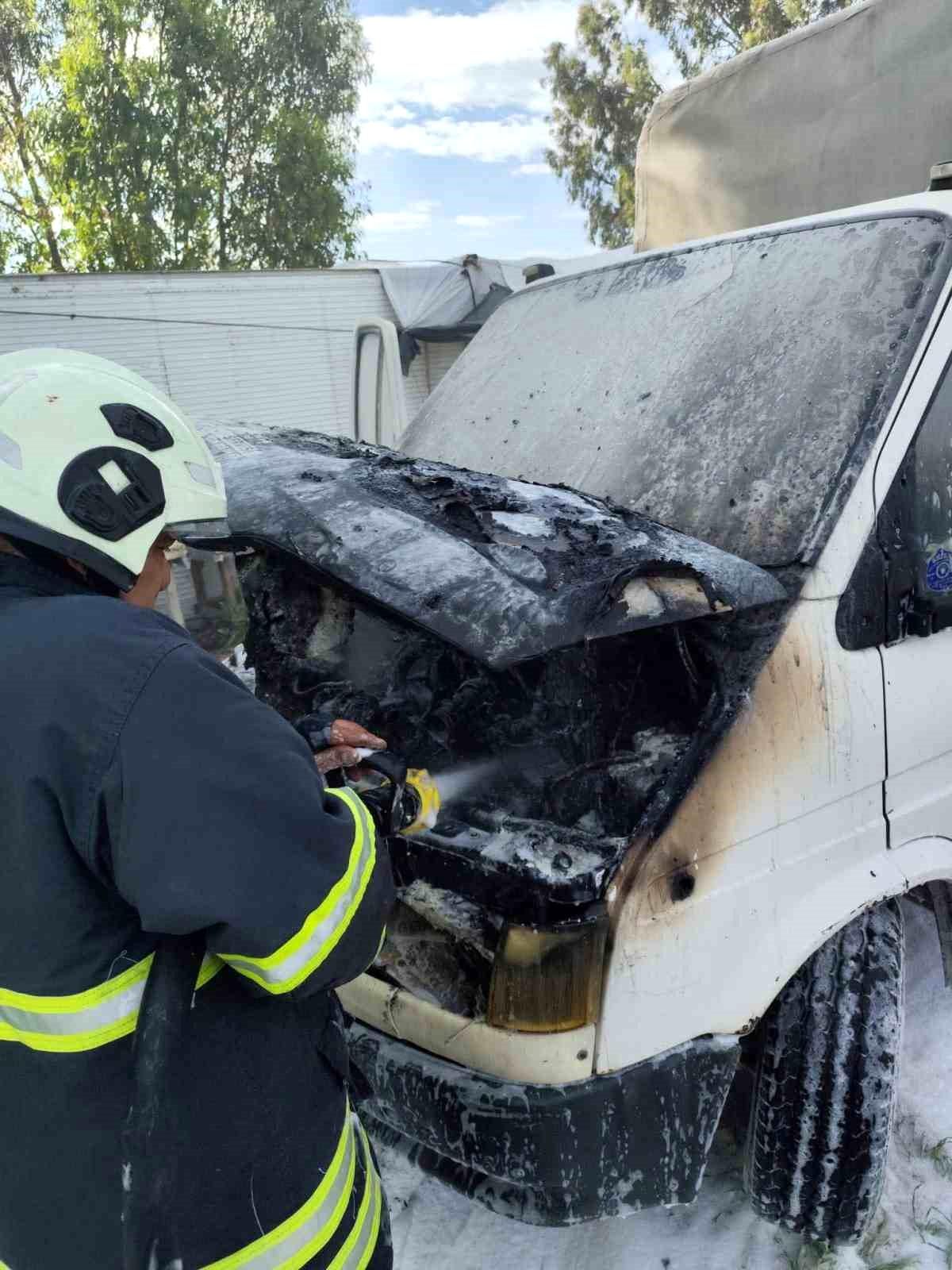 Antakya'da kamyonet yangını