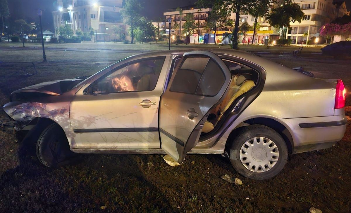 Antalya'da dekoratif duvara çarpan otomobildeki 4 kişi yaralandı