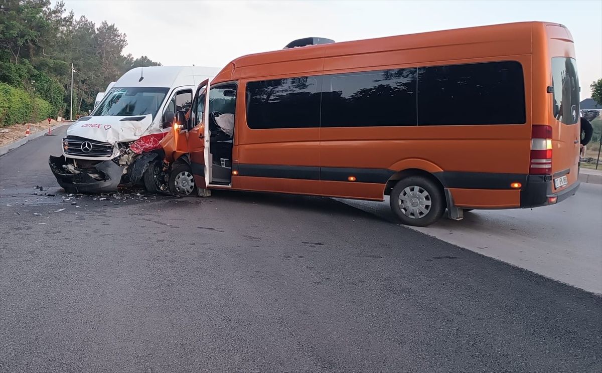 Antalya'da iki tur minibüsünün çarpıştığı kazada 13 turist yaralandı