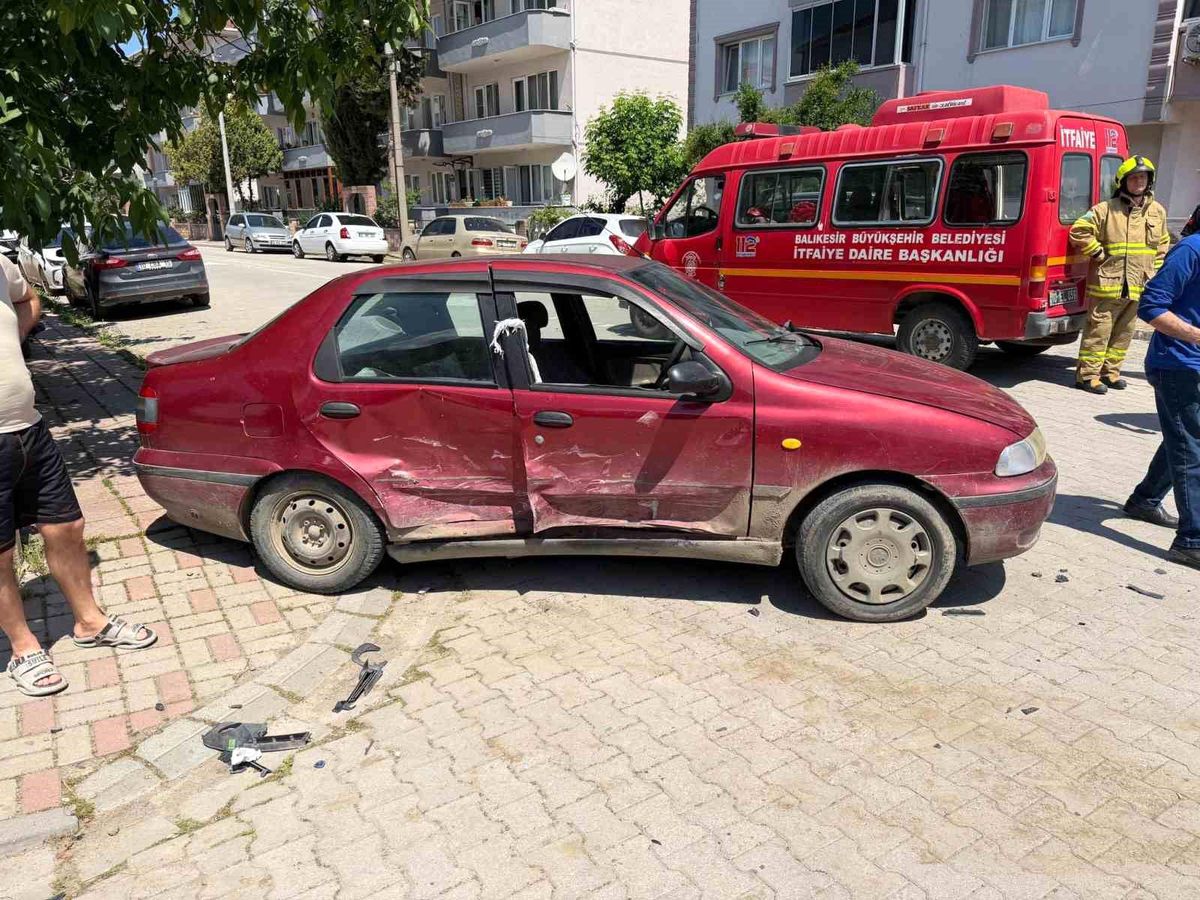 Araçta sıkışan 3 yaralıyı itfaiye kurtardı