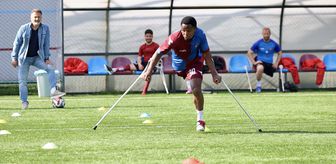 Bacağını trafik kazasında kaybeden Angolalı Fungula futbol ile hayata tutundu