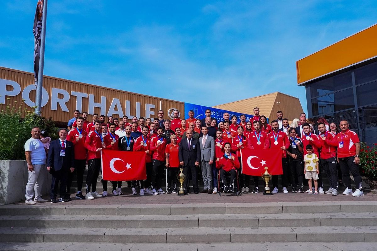 Bakan Bak'tan Karate Milli Takımı'na tebrik