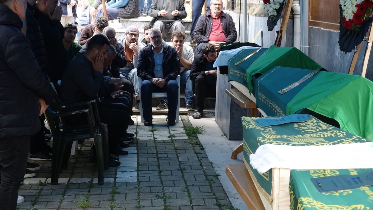 Giresun'daki Zincirleme Kazada Ölen 5 Kişilik Aile Trabzon'da Toprağa Verildi