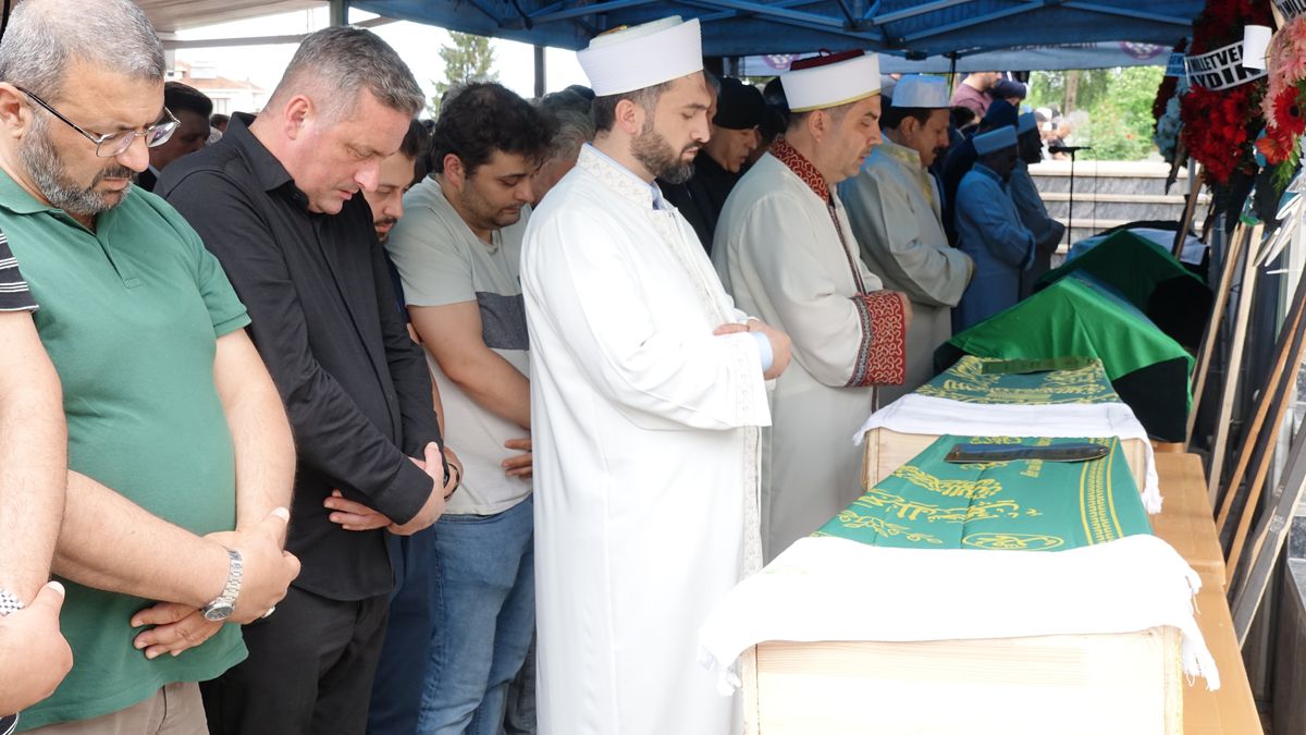 Bayram tatili yolunda kazada ölen çift ile 3 çocuğundan geriye mutluluk ı kaldı