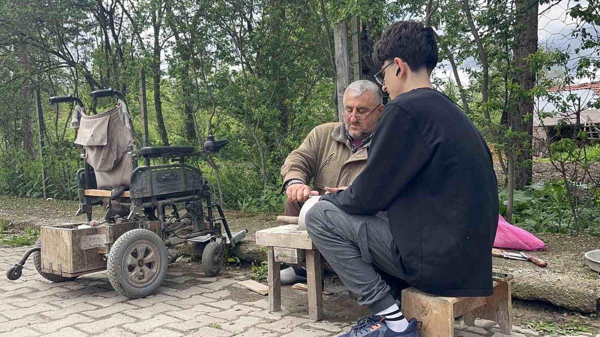 Bedensel engelli baba, oğluyla birlikte bıçak bileyerek geçimini sağlıyor