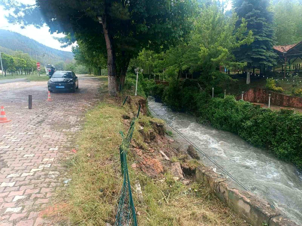 Bilecik'te istinat duvarı çöktü, toprak kayması meydana geldi