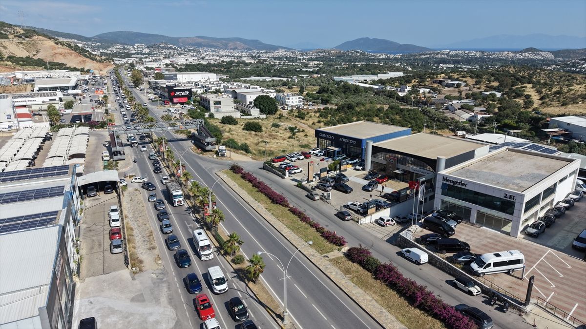 Bodrum'da kara yollarında bayram tatili hareketliliği yaşanıyor