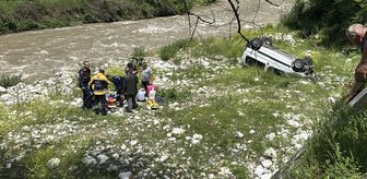 Bolu'da dere yatağına devrilen hafif ticari araçtaki anne ve 2 çocuğu yaralandı