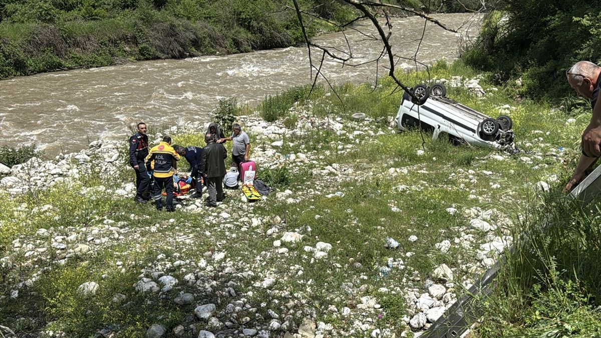 Bolu'da dere yatağına devrilen hafif ticari araçtaki anne ve 2 çocuğu yaralandı