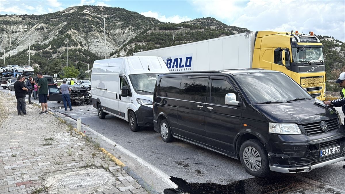 Burdur'da zincirleme trafik kazasında 5 kişi yaralandı