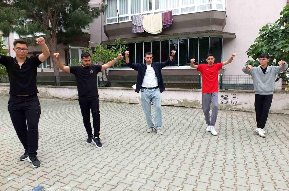 Burhaniyeli gençler gösterilere hazırlanıyorlar