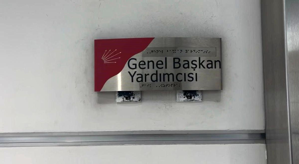 CHP'de tahliye sonrası temizlik çalışmaları devam ediyor