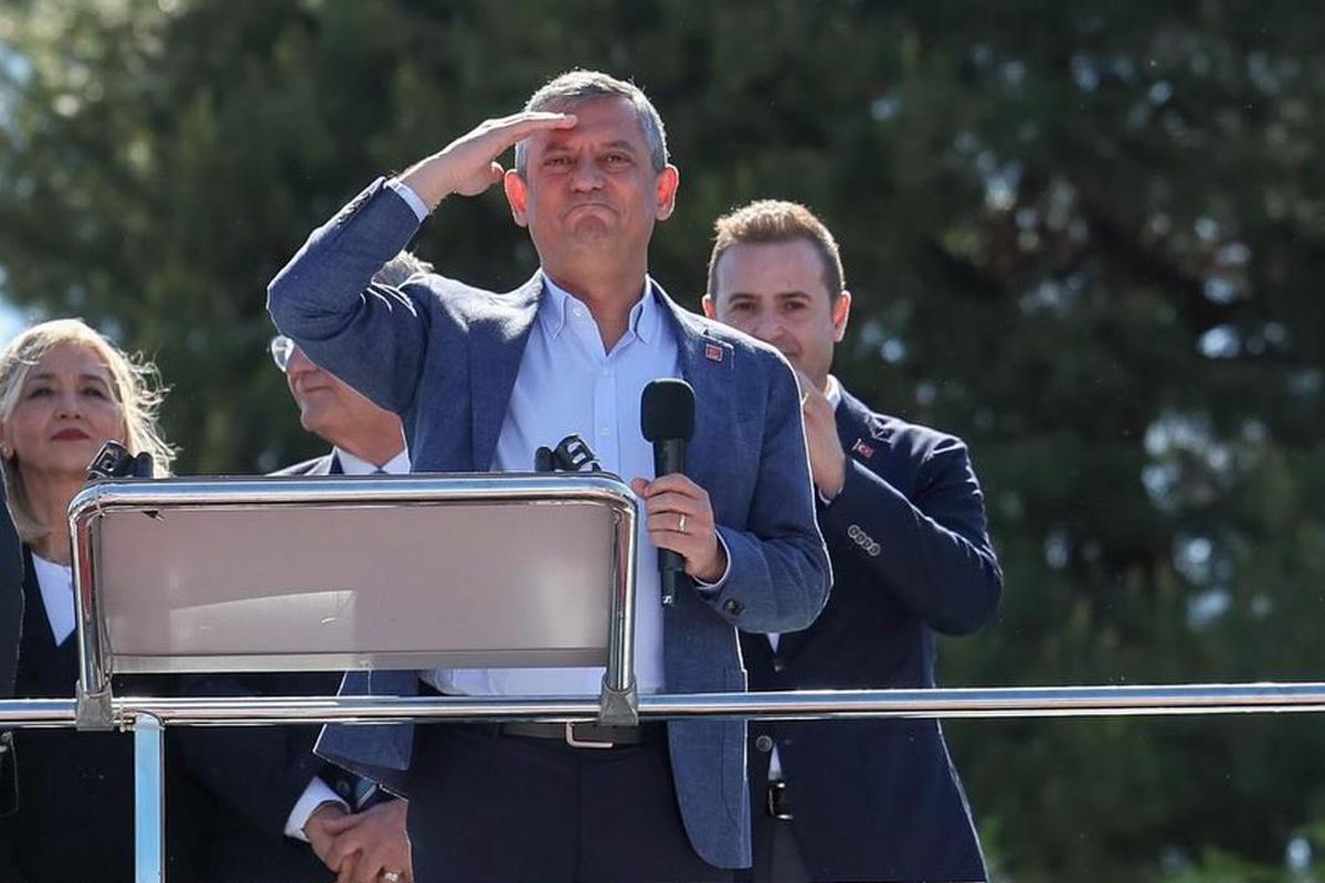'Bundan sonra meydanlardayız' diyen Özgür Özel ilk mitingini İzmir'de yapıyor