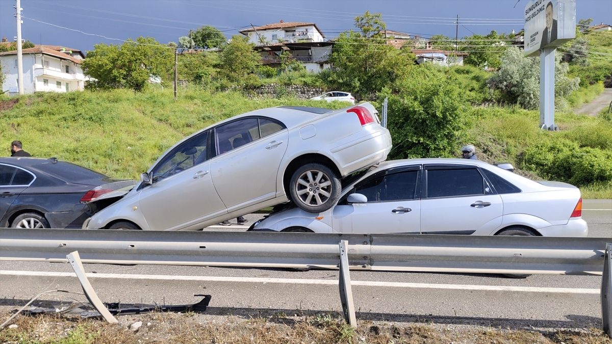 Çorum'da zincirleme kazada araç diğer aracın üzerine çıktı