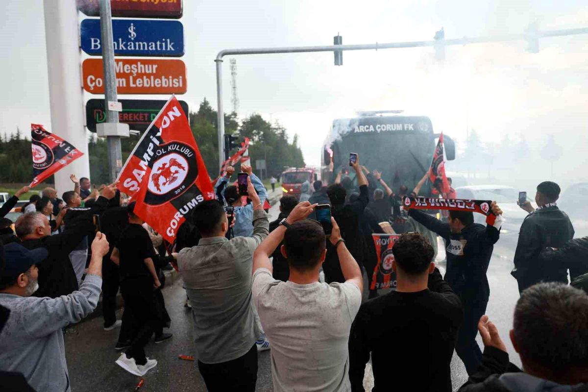 Çorum FK'da Süper Lig coşkusu: Tarihi zaferin ardından takım kafilesine görkemli karşılama