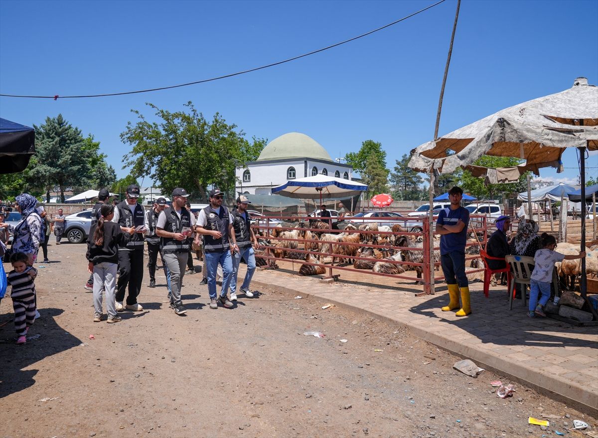 Diyarbakır'da polis kurban satış yerlerinde sahte para uyarısı yaptı