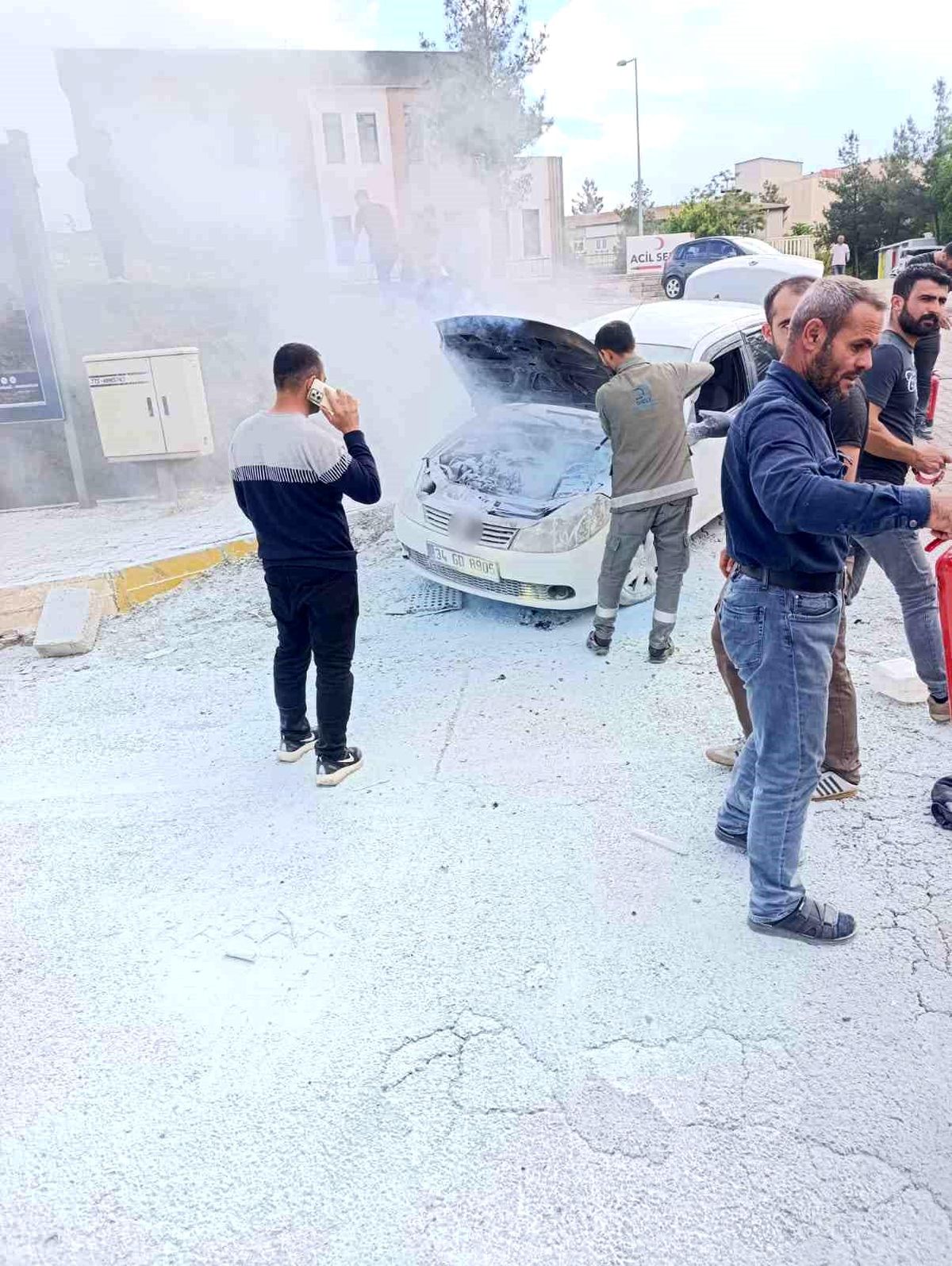 Diyarbakır'da seyir halindeki araç alevlere teslim oldu