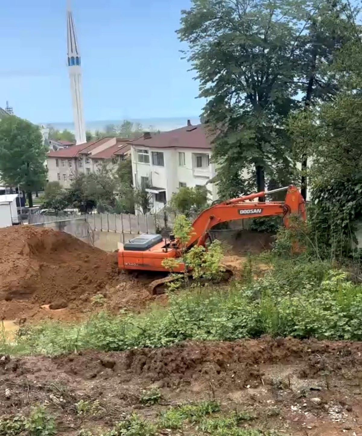 Düzce'de inşaat alanında toprak kaydı, bina sakinleri sokağa döküldü