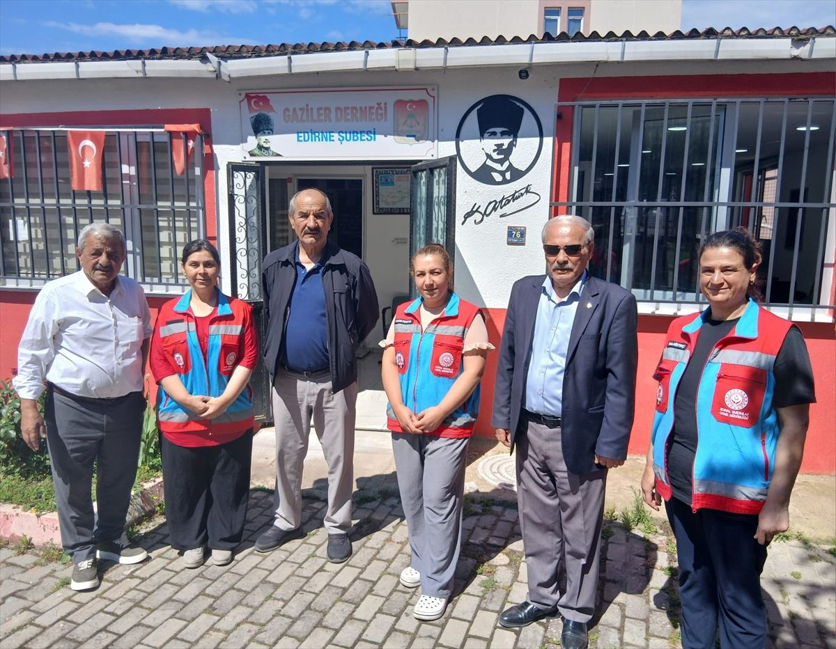Edirne'de vefa grubu Kurban Bayramı öncesi gaziler derneğini temizledi