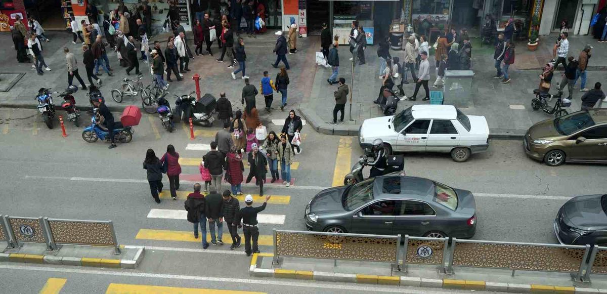 Erzincan'da bayram alışverişi yoğunluğu yaşanıyor